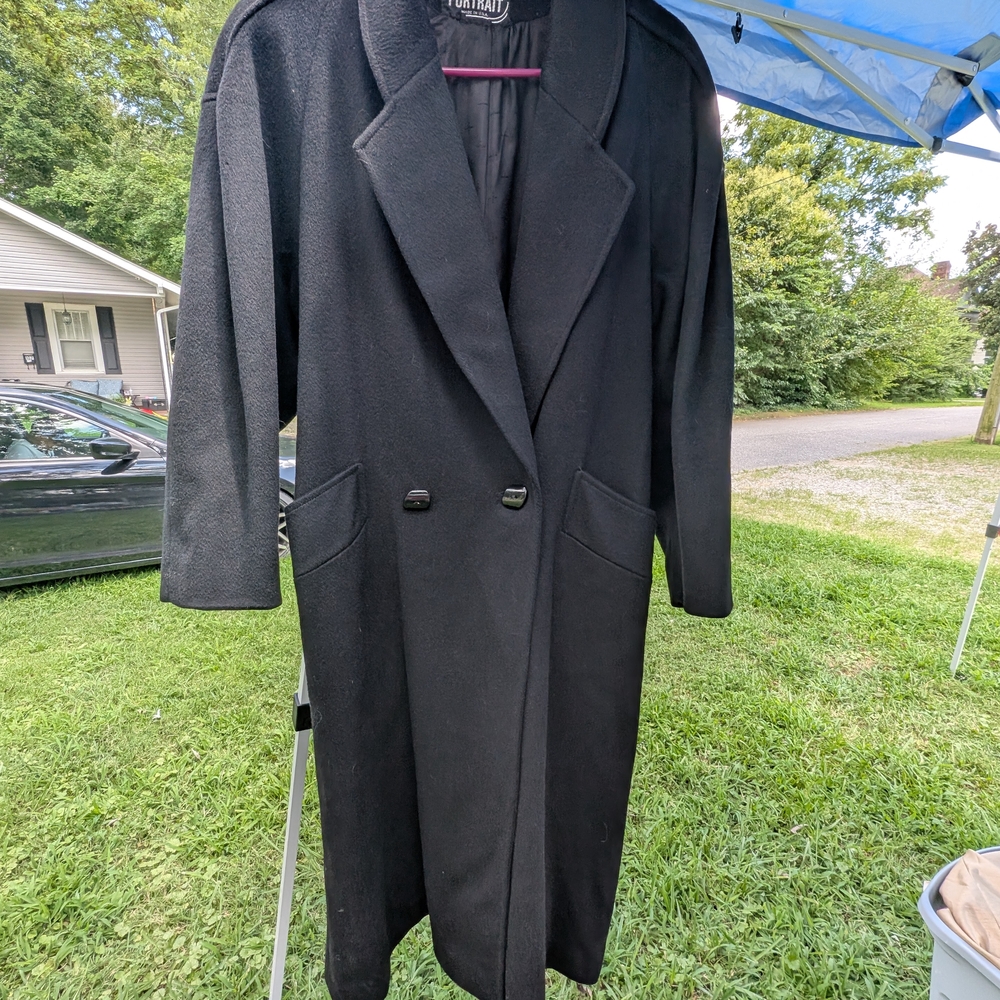 Black Trench Coat with Structured Shoulders and Notched Lapels